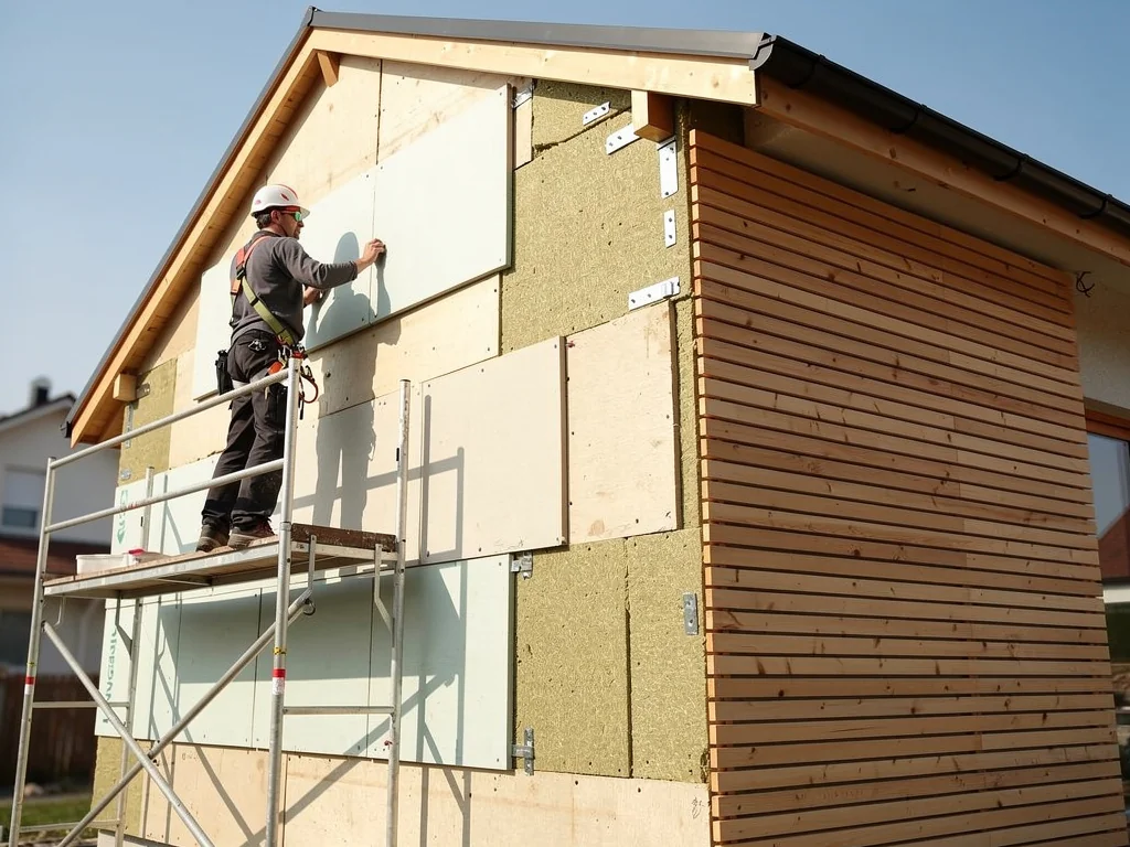 Isolation extérieure d'une façade recouverte d'un bardage bois